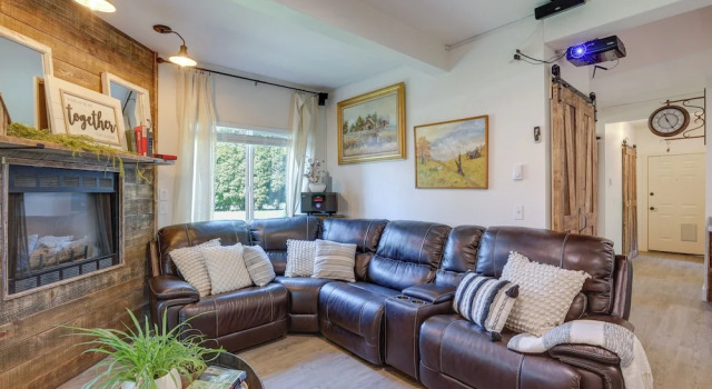 Farmhouse w/ Private Hot Tub < 1 Mile to Birch Bay