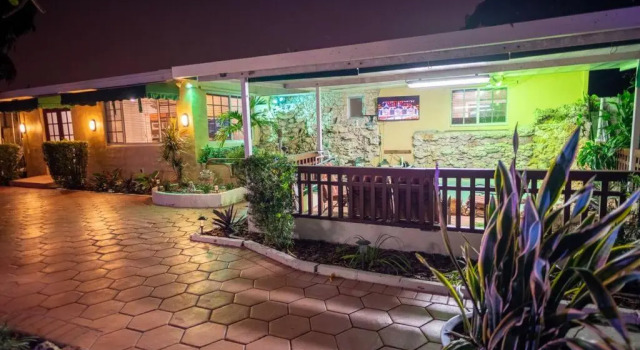 Коттедж Your Cozy Spacious home with Heated Pool