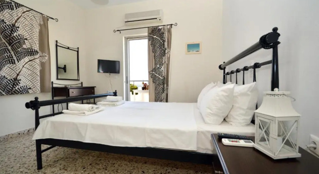 Студия Koukounari Rooms
