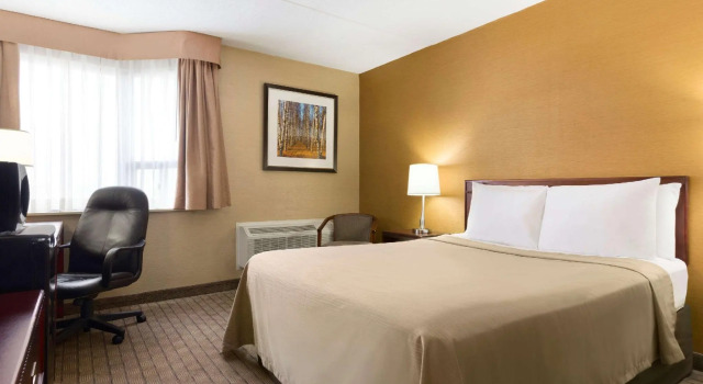 Двухместный люкс Travelodge by Wyndham Toronto East