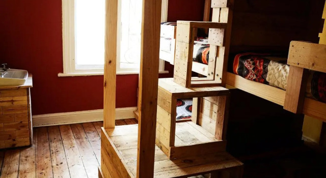 Кровать в общем номере Urban Hive Backpackers