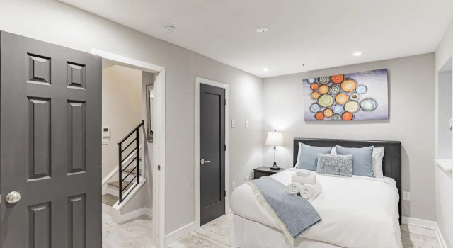 755 Capitol - A  Exquisite 3 bedroom home in Fairmount, Забронировать Отель Филадельфия Philadelphia Metropolitan Area, рядом с Freedom Theatre
