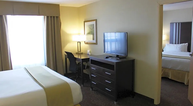 Четырёхместный люкс Holiday Inn Express Yorkton East by IHG