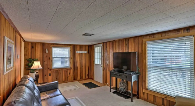 Home w/ Lake-view Deck by Camp Perry & Magee Marsh, Book Feriehus Sommerhuse i Port Clinton, Hytte