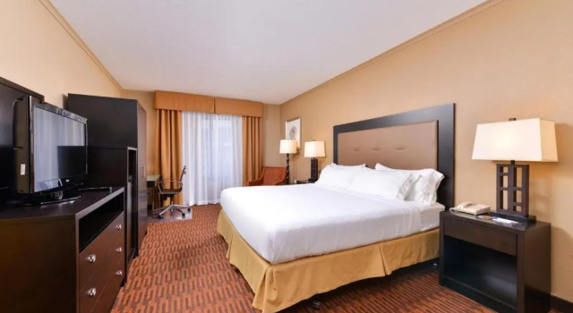 Двухместный номер Deluxe Holiday Inn Express Breezewood by IHG