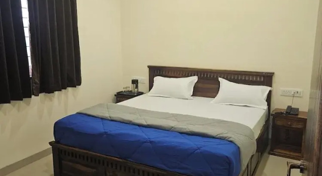 Номер Deluxe Hotel Jyotirlinga- One Way Drop to Mahakal Temple