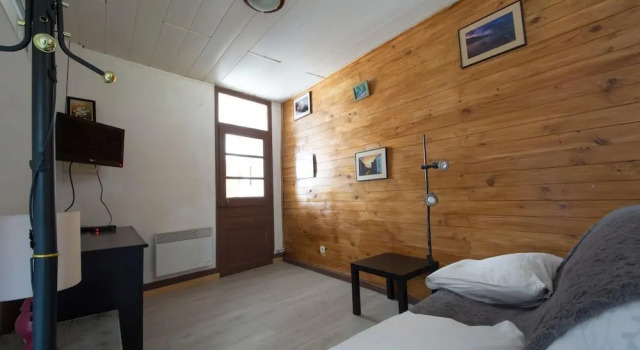 Petit T1 à 100m des Thermes, Prenota Hotel Hotel a Alvernia con parcheggio, Parcheggio