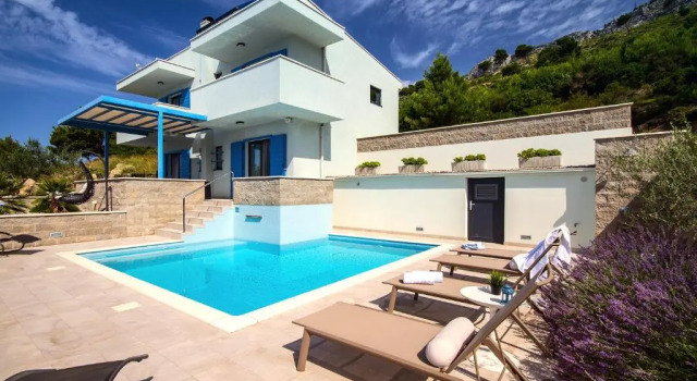 Villa Allegra with 32msq heated pool, 300m far from sandy beaches, open sea view, Đặt Biệt thự Duće Split Region