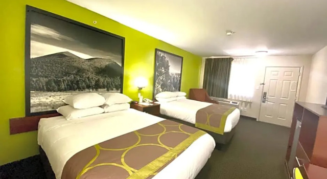 Четырёхместный номер Deluxe Days Inn & Suites by Wyndham Flagstaff I-40