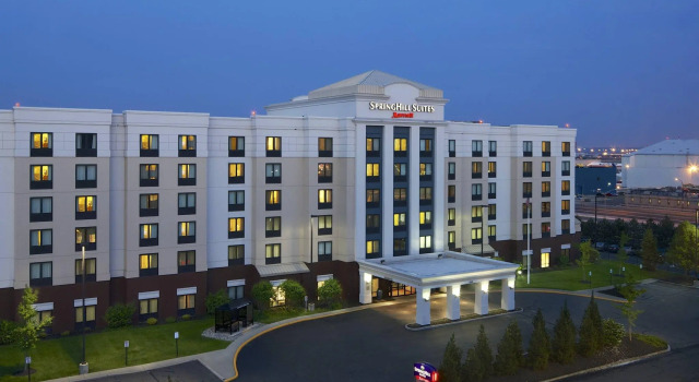 Люкс Fairfield Inn & Suites by Marriott Newark Liberty International Airport
