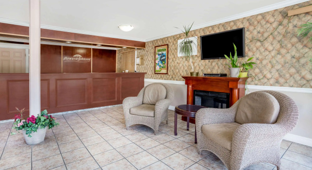 Howard Johnson by Wyndham Downtown Kamloops, Buchen Sie Gasthaus Kamloops 