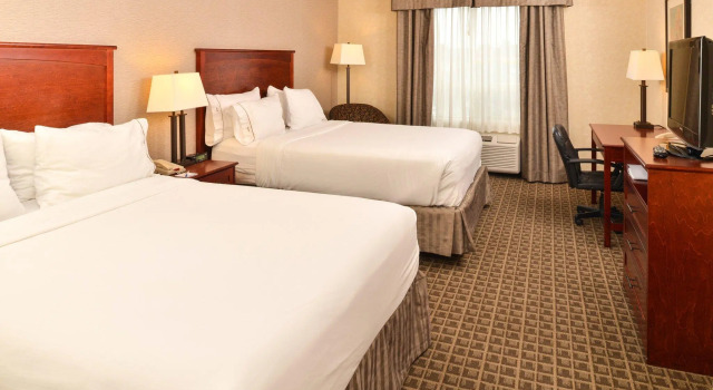 Четырёхместный номер Standard Holiday Inn Express Edmonton North by IHG