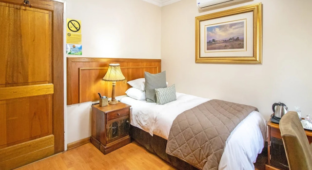 Одноместный номер Standard с балконом Sunward Park Guest House & Conference Centre