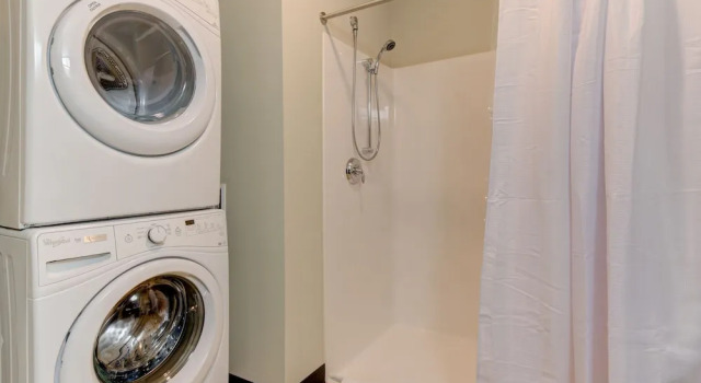 Milwaukee Beautiful Family 2BD 2BA Downtown Apartment, Rezerwuj Apartament Hotele w Milwaukee z parkingiem, w pobliżu Marcus Center, Parking