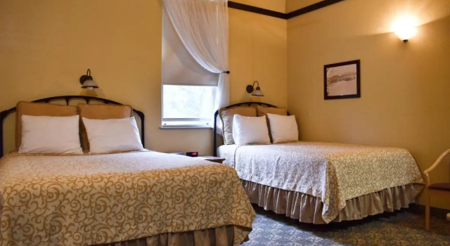 Четырёхместный номер Standard Exit Glacier Lodge