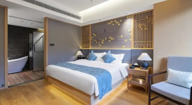 Люкс с видом на внутренний двор Howard Johnson Lake Serenity hot springs hotel Xichang