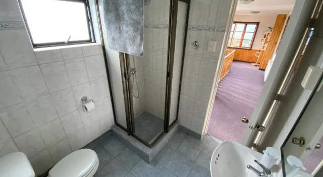 Кровать в общем номере Kawi Hotel