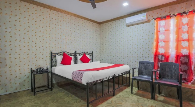 OYO 24240 Yadhens, Prenota Hotel Baga 