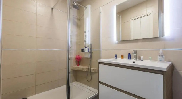 Admire Panoramic Ocean Views Through Walls of Windows, Забронировать Апартаменты/квартира Отели Канн с парковкой, рядом с Le Croisette Casino Barriere de Cannes, Парковка