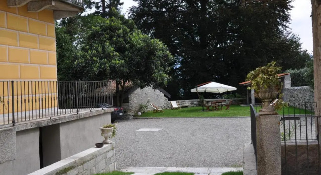 Chez Rovere, Prenota Hotel Pella Lago di Orta