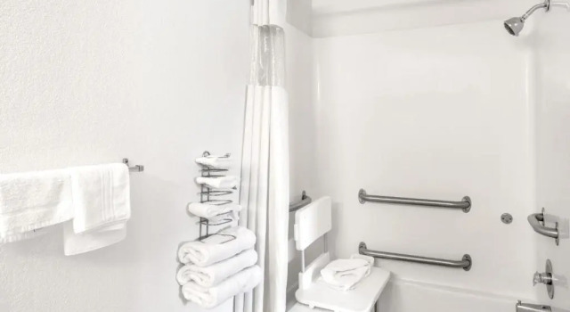Четырёхместный номер Standard Howard Johnson by Wyndham Wilmington