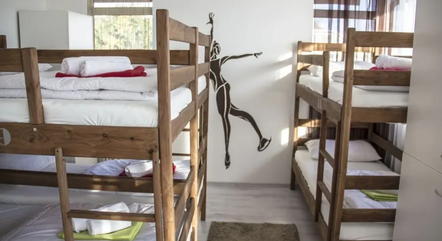 Кровать в общем номере с видом на бассейн Hostel Poolside