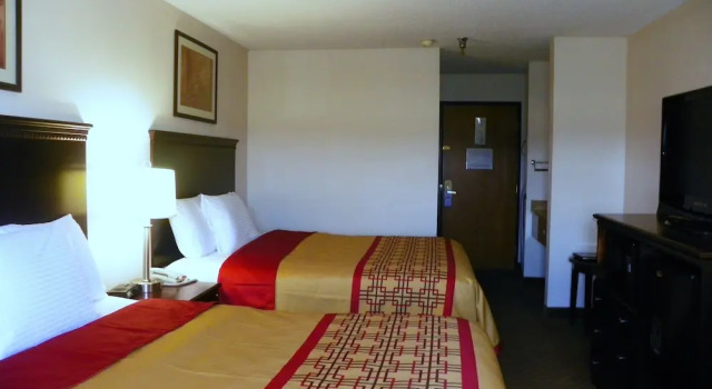 Четырёхместный номер Standard Royalton Inn & Suites Upper Sandusky