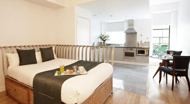 Кровать в общем номере Мансарда 196 Bishopsgate Apartments by DMONTRIO