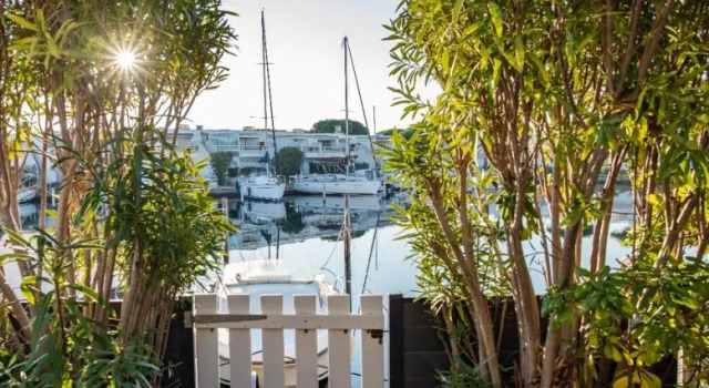 Nice House On The Canal Port Camargue, Rezerwuj Hotel Hotele w Camargue z parkingiem, Parking