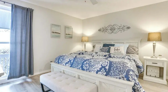 Luxury Lakefront Boyne City Townhome w/ Views!, Prenota Hotel Boyne City 