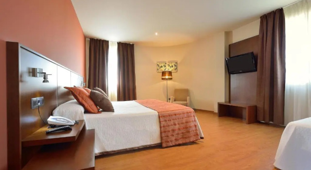 Трёхместный номер Standard Hotel Spa Norat Torre Do Deza Superior