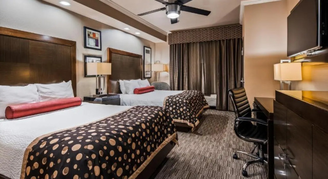 Четырёхместный номер Standard с видом на бассейн Best Western Premier Crown Chase Inn & Suites