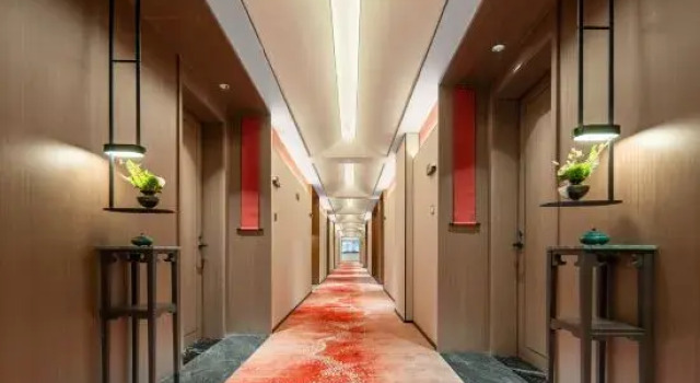 Moshang Light Luxury Hotel Qujing Qilin District Branch, Rezerwuj Hotel Hotele w Qujing z parkingiem, Parking