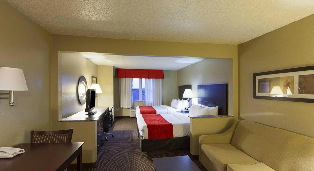 Четырёхместный люкс Quality Suites Addison-Dallas