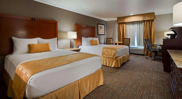 Четырёхместный номер Executive Best Western Plus Newport Mesa Inn