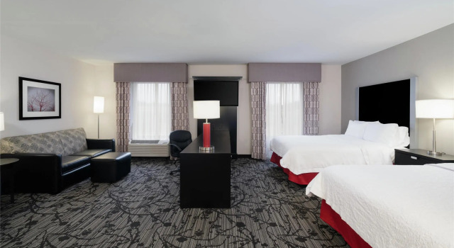 Четырёхместный люкс Hampton Inn and Suites Roanoke Airport/Valley View Mall