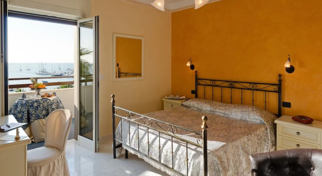 Трёхместный номер Deluxe с балконом и с видом на море Hotel Mediterraneo