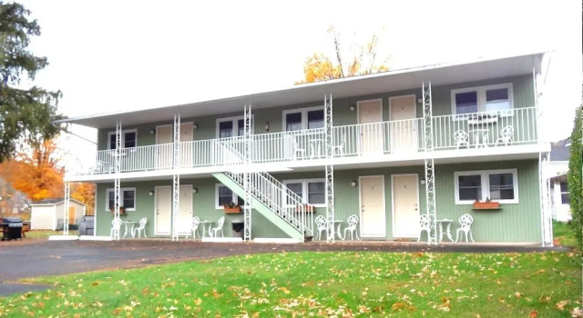 Moore's Motel, Varaa Motelli Hotellit New England uima-altaalla, Uima-allas