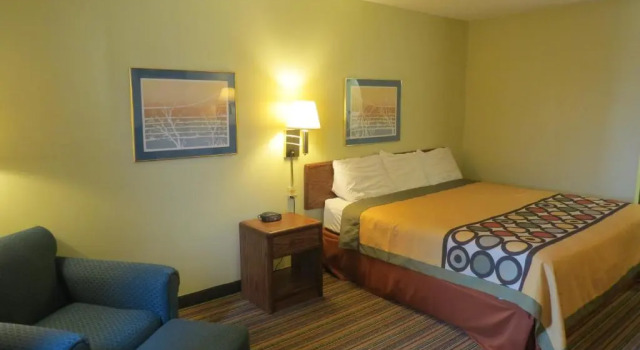 Люкс Super 8 by Wyndham Evansville East