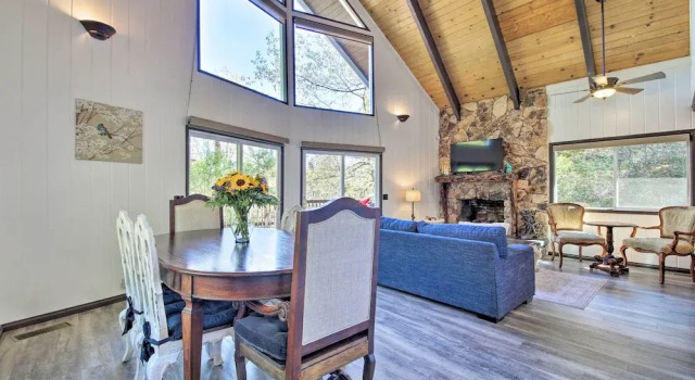 Коттедж с 3 комнатами с балконом Bikes + Game Room: Lovely Lake Arrowhead Home!