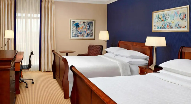 Четырёхместный семейный номер Standard Sheraton Skyline Hotel London Heathrow