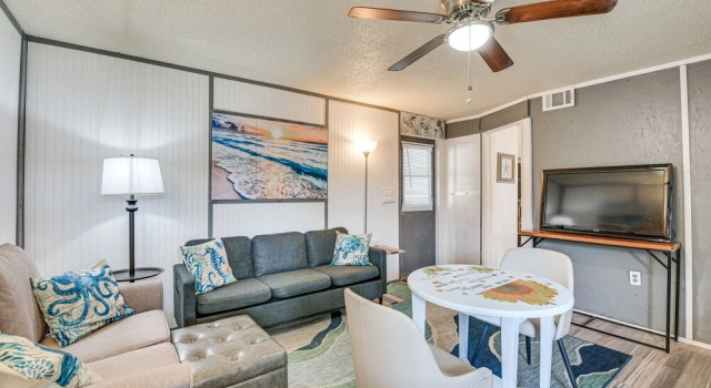 Fort Walton Beach Studio: Shared Pool & Beach Bar!
