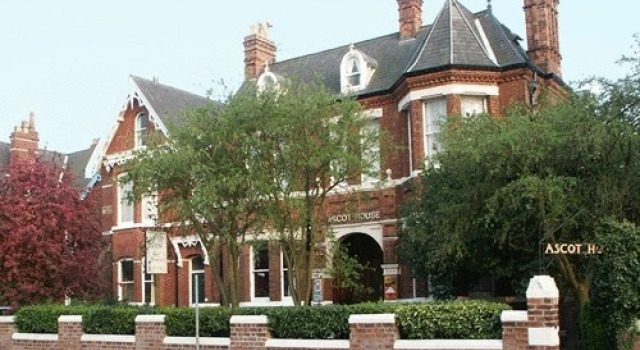 Кровать в общем номере Ascot House