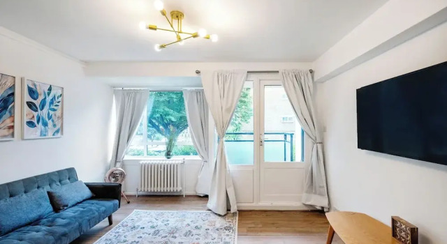 Cozy 2 bedroom flat- Heart of Victoria