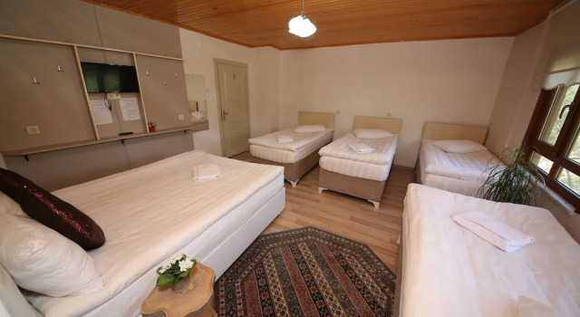 Кровать в общем номере Emiroğlu Konak Otel