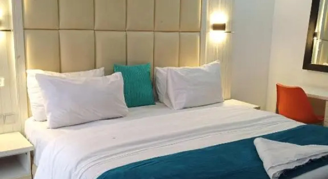 EdsLuxe Deluxe 2 Bedroom Apartment with Swimming Pool and High Speed Wifi