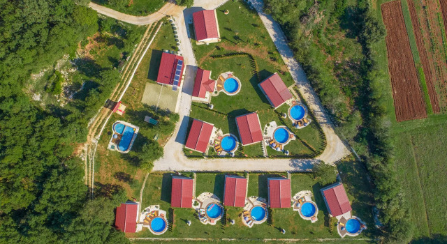 Holiday house with private pool for 4-6 persons in the holiday park Jelovci, Book Villa 3-stjernede hoteller i Kringa, 3*