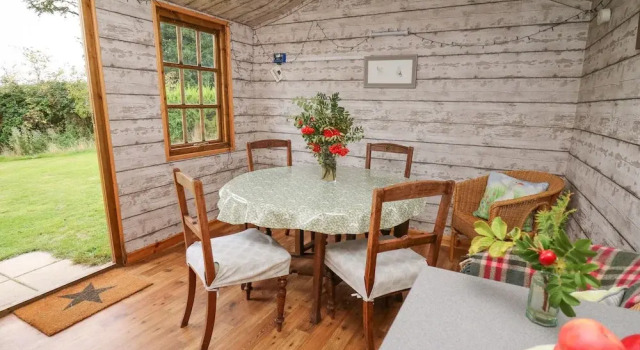 Brown Hare Shepherds Hut, Buchen Sie Hotel Llangorse Powys