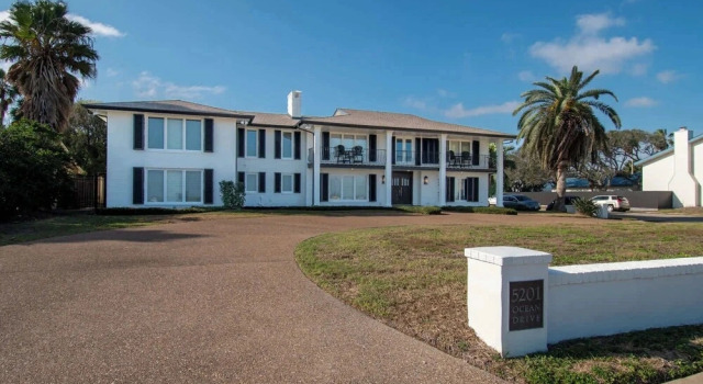 Ocean Drive Grand Estate Sleeps 54 Pool