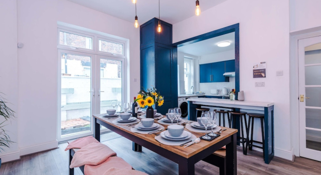 Spacious Home Sleeps 7 in the Heart of Anfield, Book Feriehus Villaer i Anfield, Villa